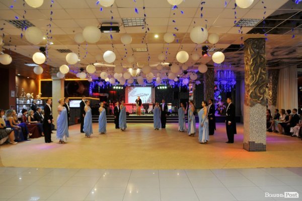 Фото різдвяного балу в Луцьку