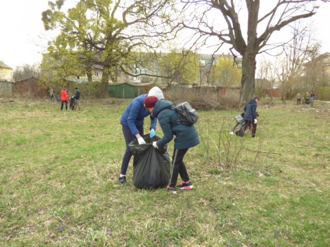 Півтисячі студентів та комунальників зібралися на передвеликодню толоку у Луцьку