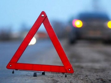 На автотрасі «Київ-Чоп» зіткнулися два легковики: одна людина постраждала