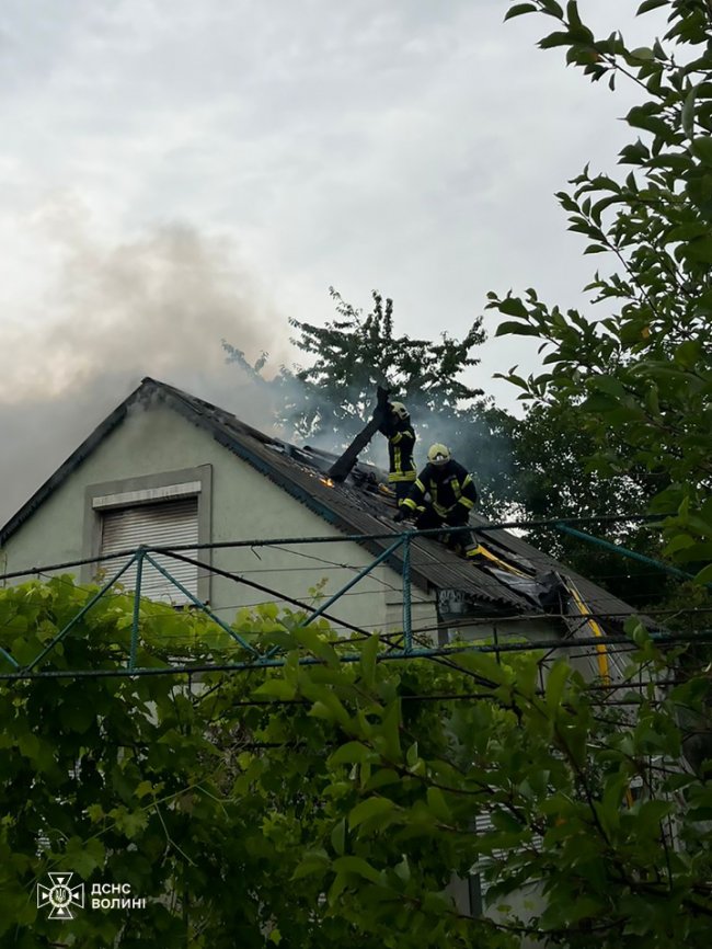 На Волині від удару блискавки загорівся хлів