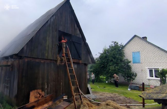 На Волині від удару блискавки загорівся хлів