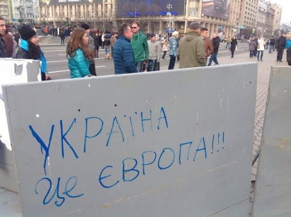 Йолка, Майдан, спецназ і квіти. ФОТО