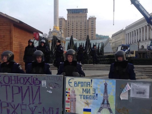 Йолка, Майдан, спецназ і квіти. ФОТО