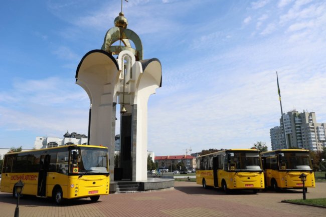 Три волинські громади отримали новенькі шкільні автобуси