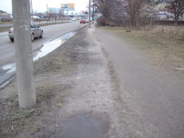 На Карпенка-Карого у Луцьку проблема з тротуаром. ФОТО