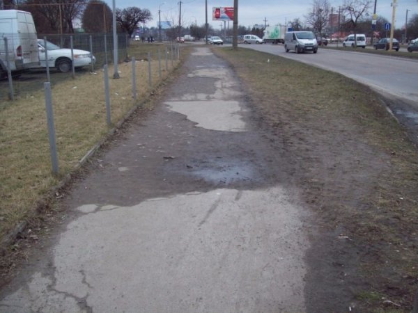 На Карпенка-Карого у Луцьку проблема з тротуаром. ФОТО