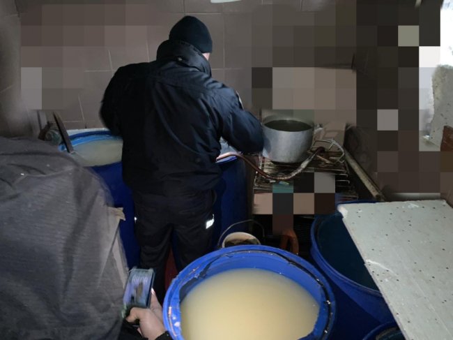 У волинянина дільничні офіцери виявили понад 600 літрів самогонної закваски