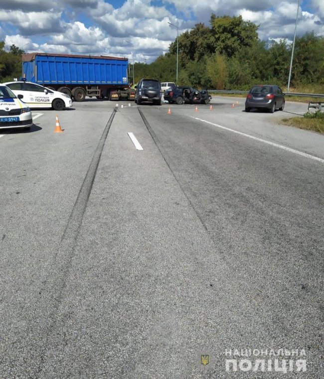 Один помер, п'ятеро – травмовані: на Житомирщині вантажівка зіткнулась із двома автівками. ФОТО