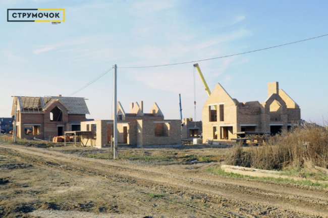 «Інвестор» перетворює пустир під Луцьком на унікальний житловий комплекс. ФОТО*