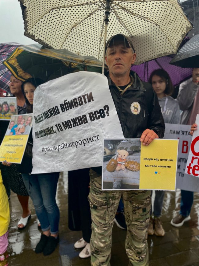 «Маємо боротися за них, як вони за нас»: у Луцьку родини полонених «азовців» влаштували акцію. ФОТО