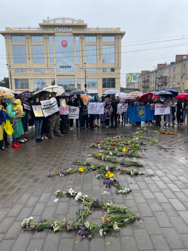 «Маємо боротися за них, як вони за нас»: у Луцьку родини полонених «азовців» влаштували акцію. ФОТО