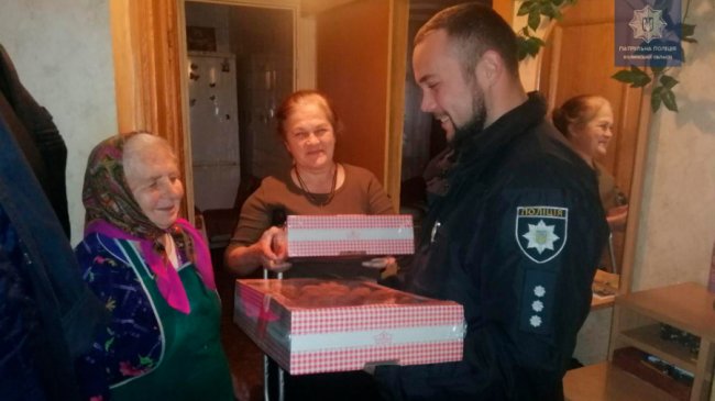 «Працювали» Миколаями: волинські патрульні вручили смаколики дітлахам. ФОТО