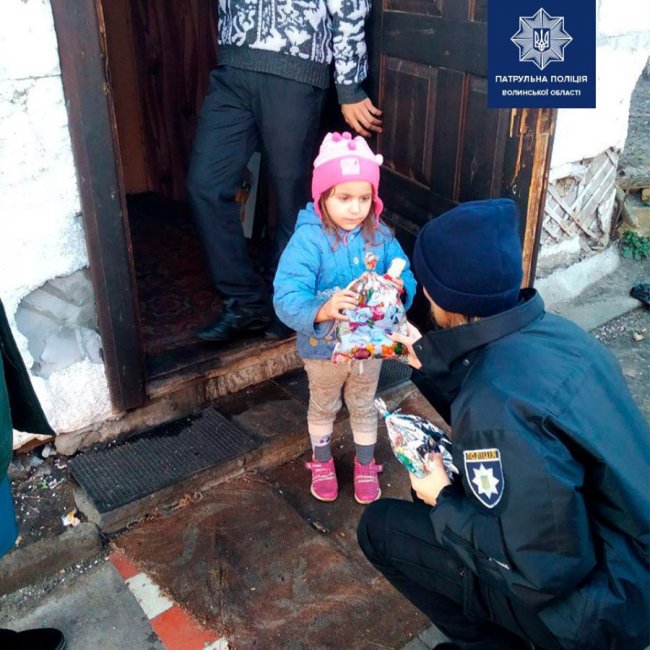 «Працювали» Миколаями: волинські патрульні вручили смаколики дітлахам. ФОТО