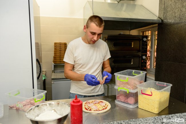 Гаряча піца – за 5 хвилин: у Луцьку відкрили 11-ий магазин популярної мережі «Галя Балувана»*