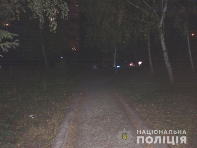 У Рівному незнайомець напав на дівчину і вдарив ножем у живіт