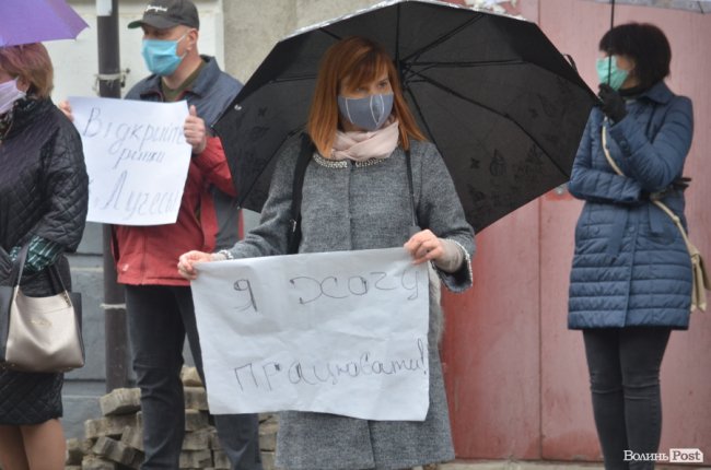 Під стінами Луцькради мітингують підприємці усіх ринків міста. ФОТО