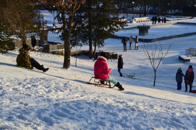 У Луцьку діти влаштували перегони на санчатах. ФОТО