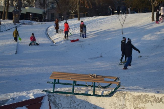 У Луцьку діти влаштували перегони на санчатах. ФОТО