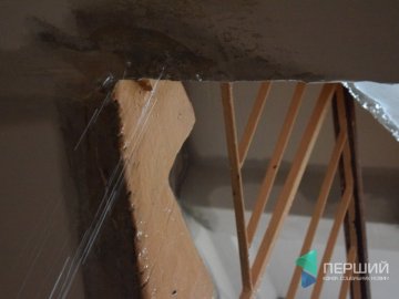 У Луцьку через прорив труб «тоне» будинок. ФОТО