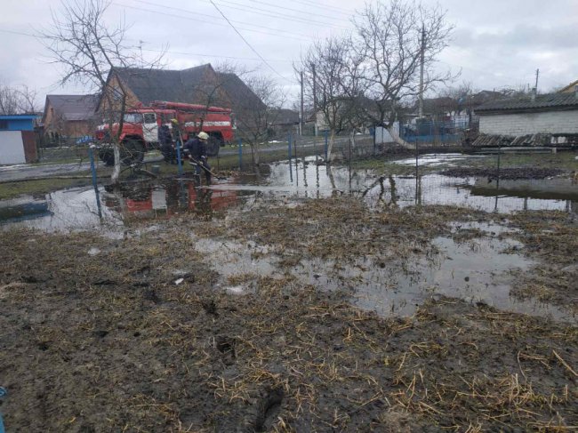 У селищі на Волині рятувальники відкачують талу воду з підтоплених територій
