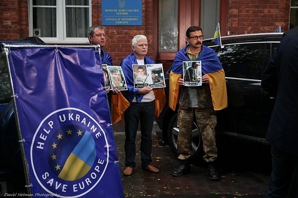 Самооборона привезла з Європи кошти та «швидкі» для АТО. ФОТО