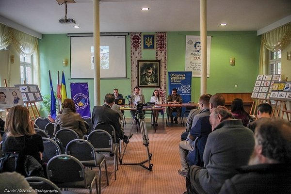 Самооборона привезла з Європи кошти та «швидкі» для АТО. ФОТО