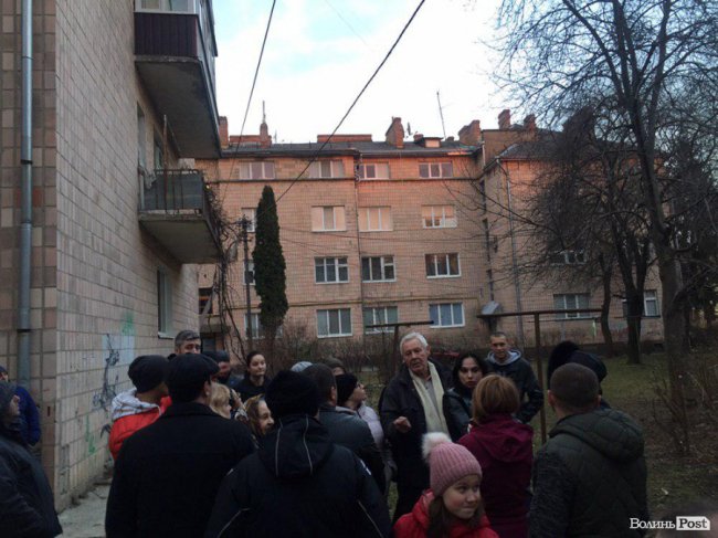 На Шопена у Луцьку зрубали здорові дерева: мешканці викликали на «допит» комунальників