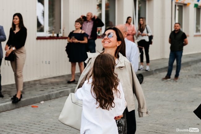 У новій локації і… з котом: як в інноваційній луцькій школі «ThinkGlobal» 1 вересня відзначали. ФОТО* 