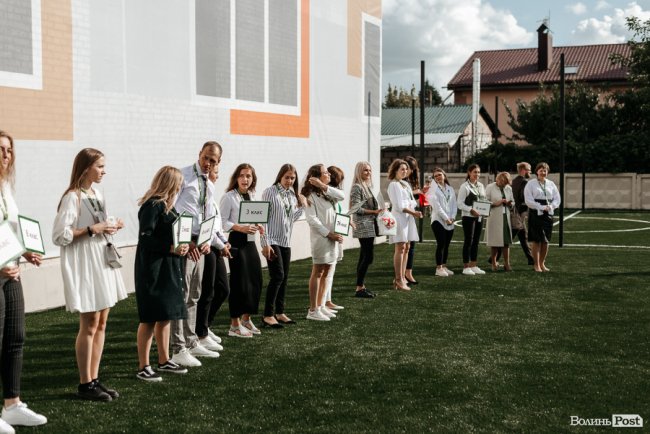 У новій локації і… з котом: як в інноваційній луцькій школі «ThinkGlobal» 1 вересня відзначали. ФОТО* 