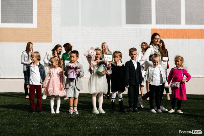 У новій локації і… з котом: як в інноваційній луцькій школі «ThinkGlobal» 1 вересня відзначали. ФОТО* 