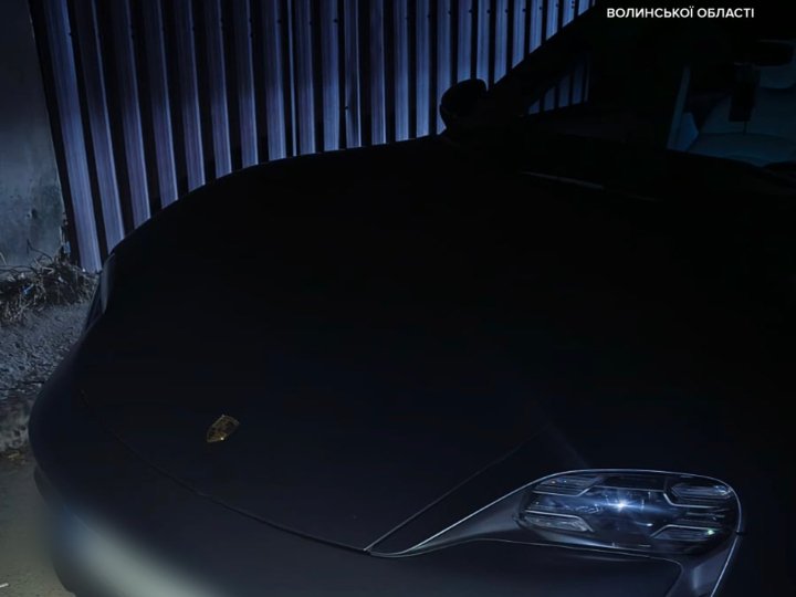 Під час комендантської години 18-річний молодик катався Луцьком на Porshe без прав 