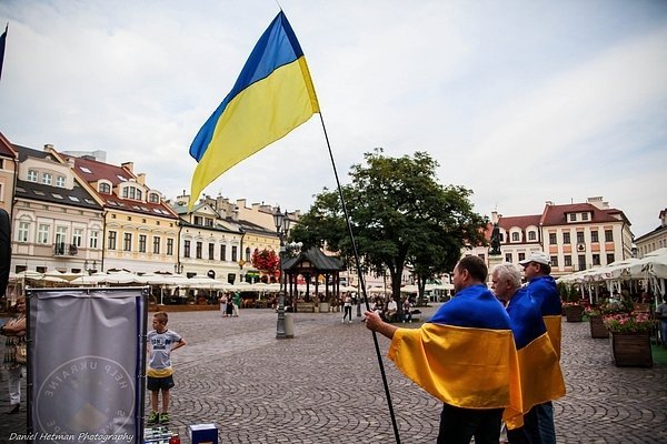 Самооборона привезла з Європи кошти та «швидкі» для АТО. ФОТО