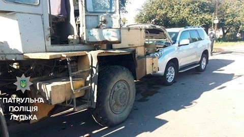 На перехресті Львівської - Потебні вантажівка в’їхала в позашляховик. ФОТО