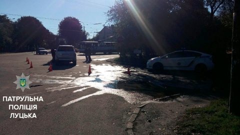 На перехресті Львівської - Потебні вантажівка в’їхала в позашляховик. ФОТО