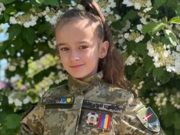 Побратими загиблого воїна волинської бригади втілили мрію його доньки – подарували військовий однострій