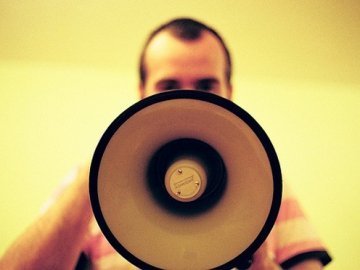 Дитина кинулася під авто через безвідповідальність власної матері. ВІДЕО