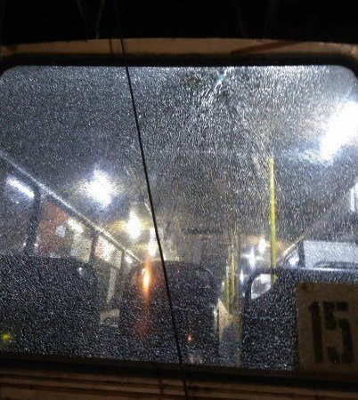 Вандали побили скло у луцькому тролейбусі. ФОТО