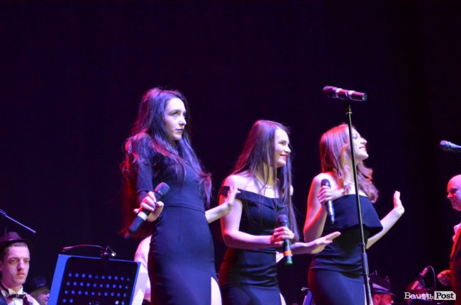 Новорічні хіти та казкова енергетика: як лучан розважали LeoBand Orchestra. ФОТОРЕПОРТАЖ