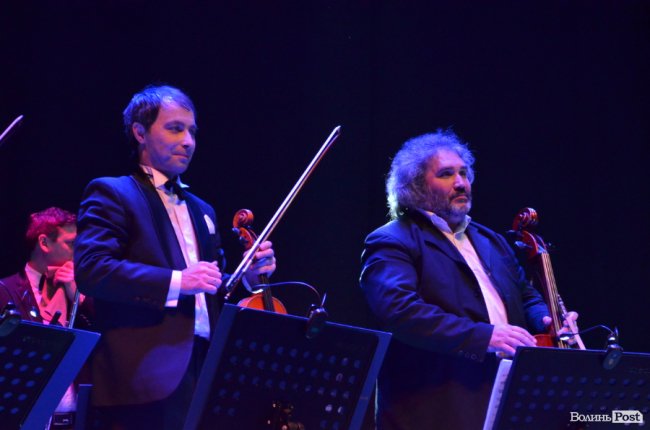 Новорічні хіти та казкова енергетика: як лучан розважали LeoBand Orchestra. ФОТОРЕПОРТАЖ