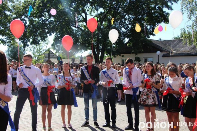 Волинські випускники зворушливо подякували вчительці