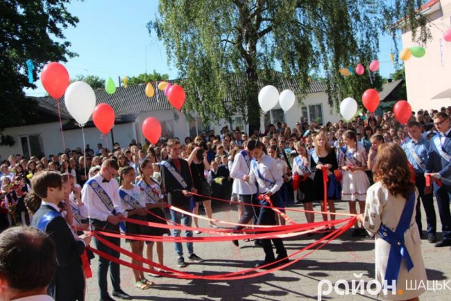 Волинські випускники зворушливо подякували вчительці