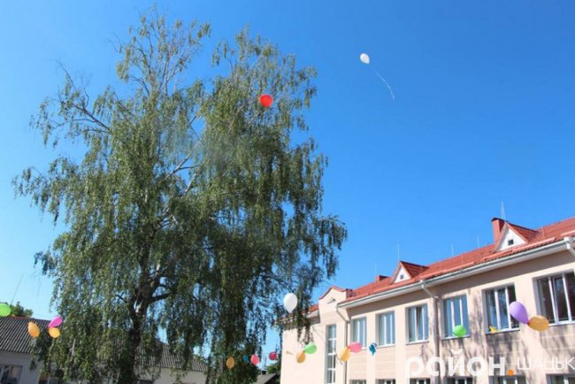 Волинські випускники зворушливо подякували вчительці