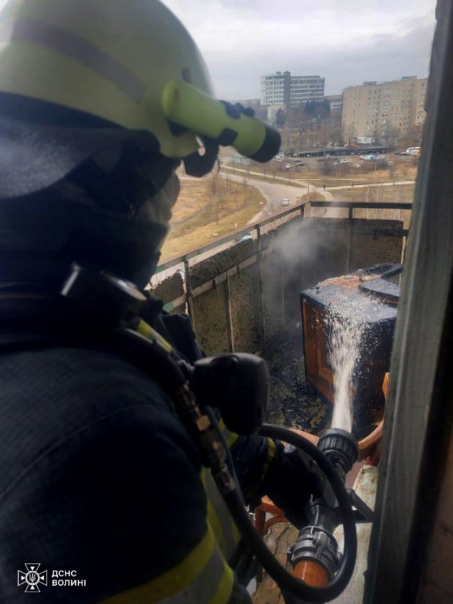 На Волині виникла пожежа на балконі житлового будинку