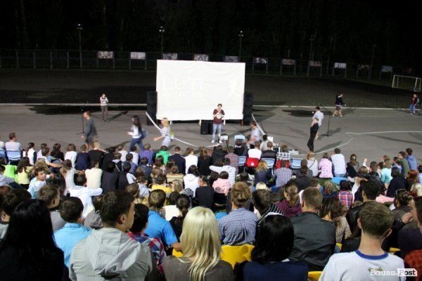 Сотні лучан дивилися кіно під зорями. ФОТО  