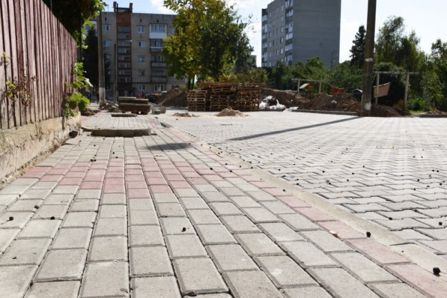 Показали, як у Луцьку ремонтують пішохідну зону на проспекті Молоді та прибудинкові території