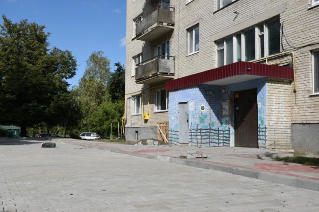 Показали, як у Луцьку ремонтують пішохідну зону на проспекті Молоді та прибудинкові території