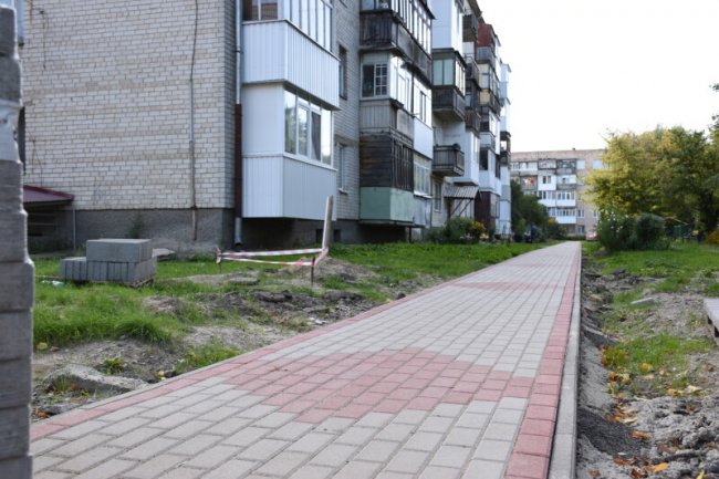 Показали, як у Луцьку ремонтують пішохідну зону на проспекті Молоді та прибудинкові території