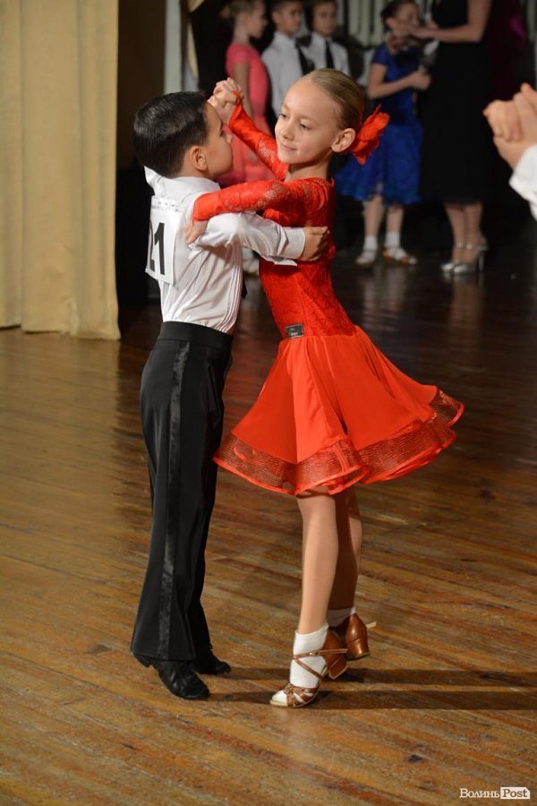 Луцьку сцену запалювали «різдвяні зірочки». ФОТО. ВІДЕО