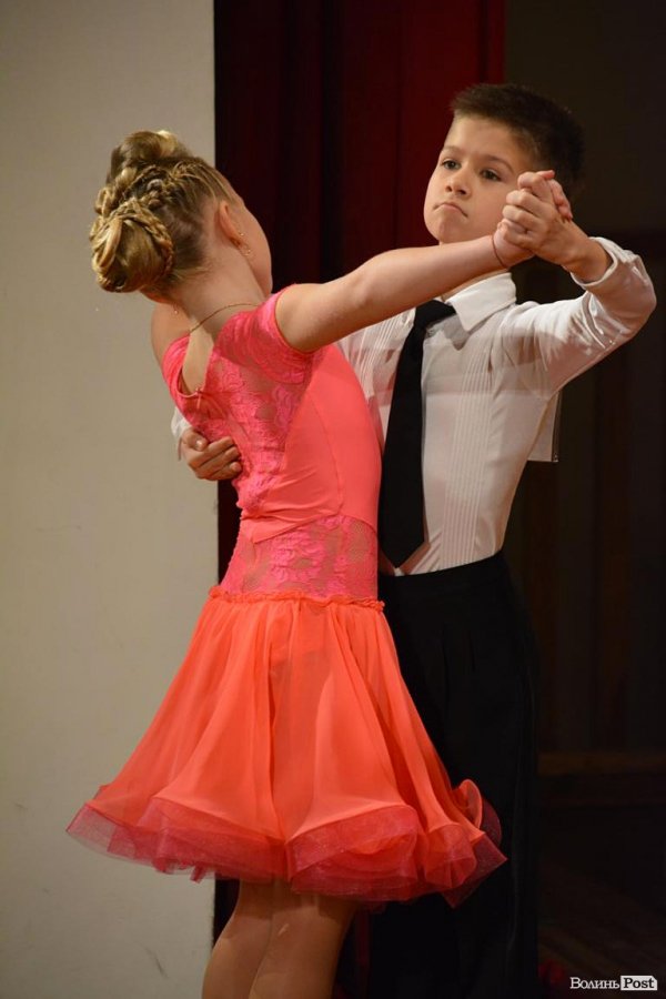 Луцьку сцену запалювали «різдвяні зірочки». ФОТО. ВІДЕО