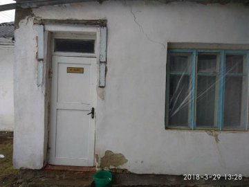 Вибиті вікна та сморід: на Волині скаржаться на інфекційну лікарню